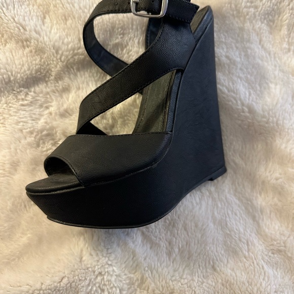 Xaria Black Steve Madden Wedges - Picture 2 of 5